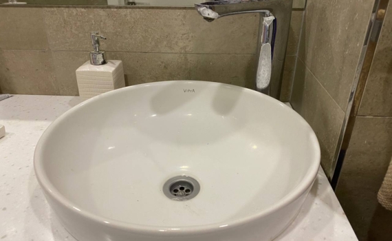 Как выбрать идеальное зеркало в ванную комнату: советы дизайнеров для любого интерьера