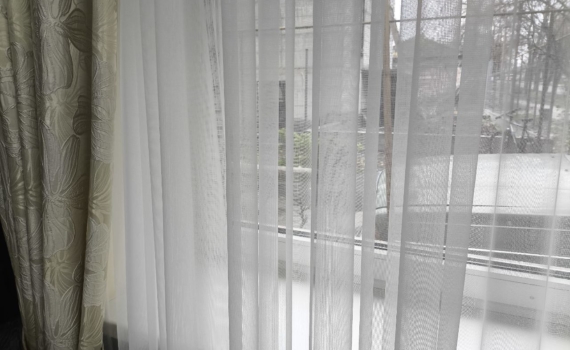 Шторы как новые, не снимая с карниза: лайфхак, который экономит время — чистка без стирки Шторы как новые, не снимая с карниза: лайфхак, который экономит время — чистка без стирки